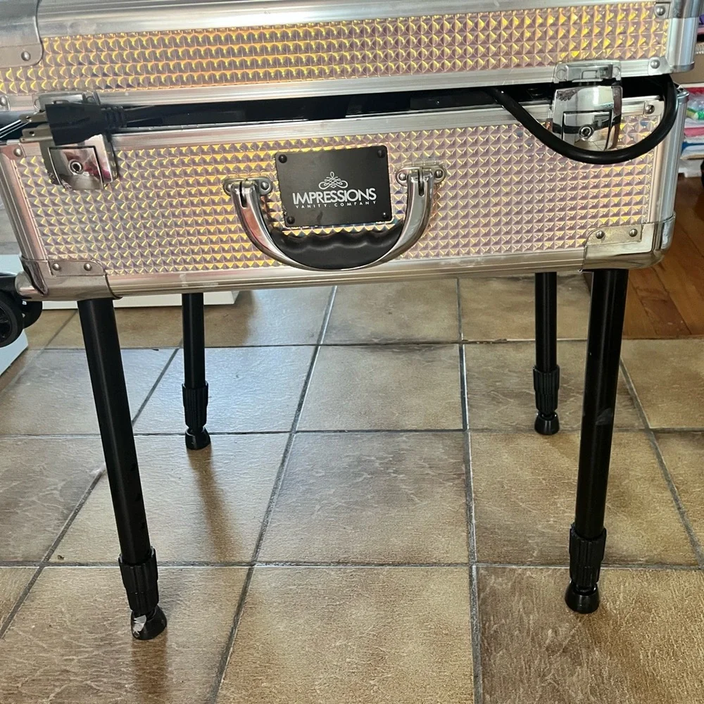 Travel vanity with lights